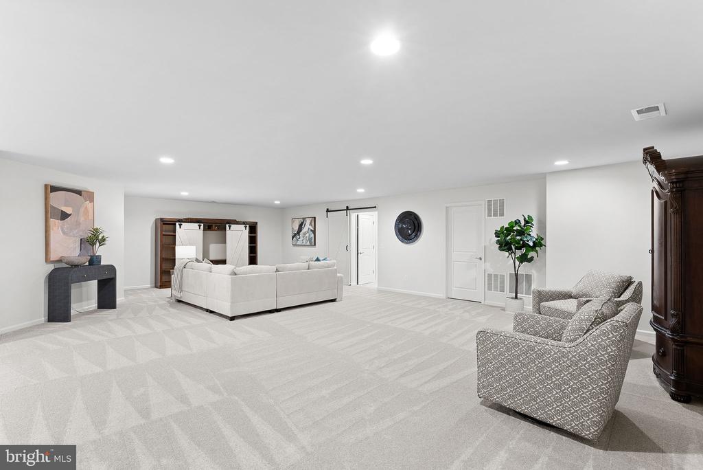 1013 Akan St SE