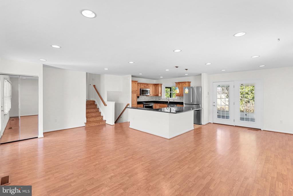 610 W Maple Ave W