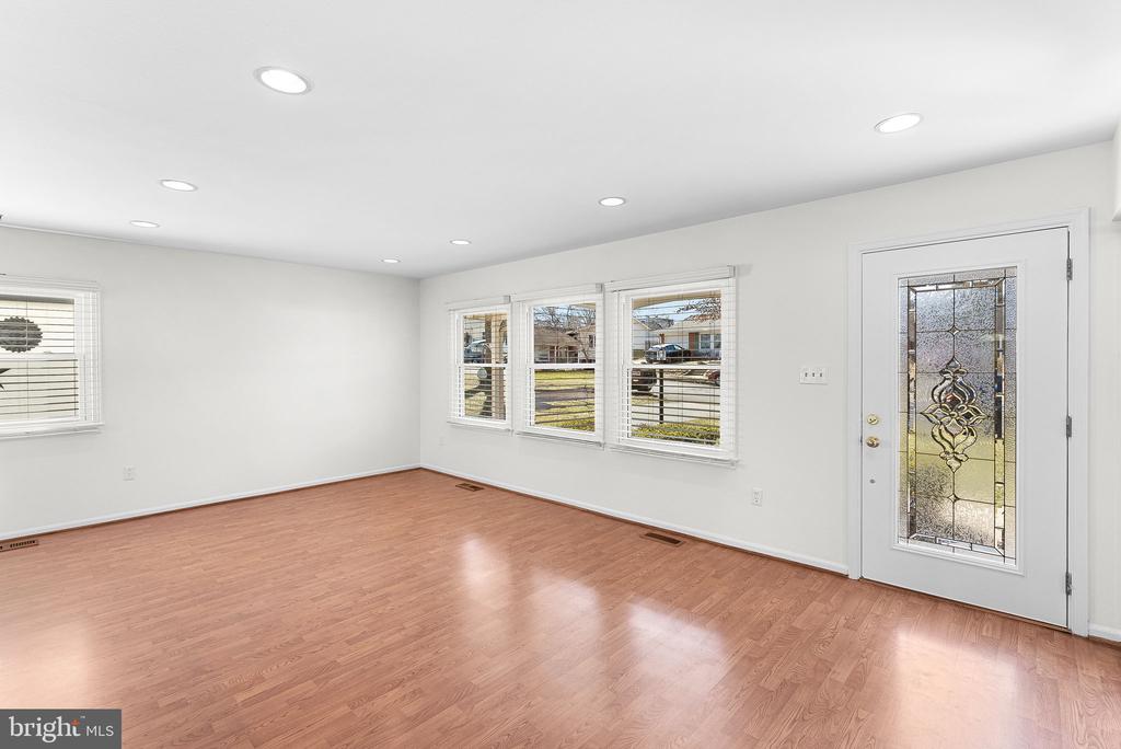 610 W Maple Ave W