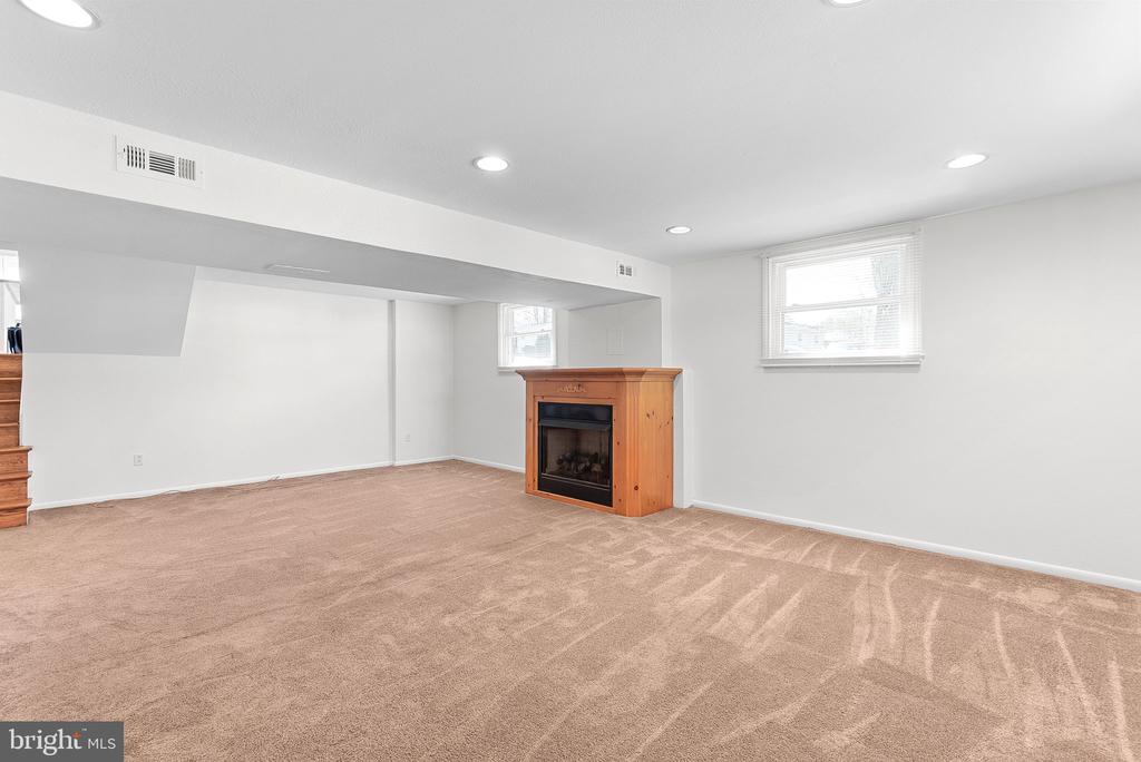 610 W Maple Ave W