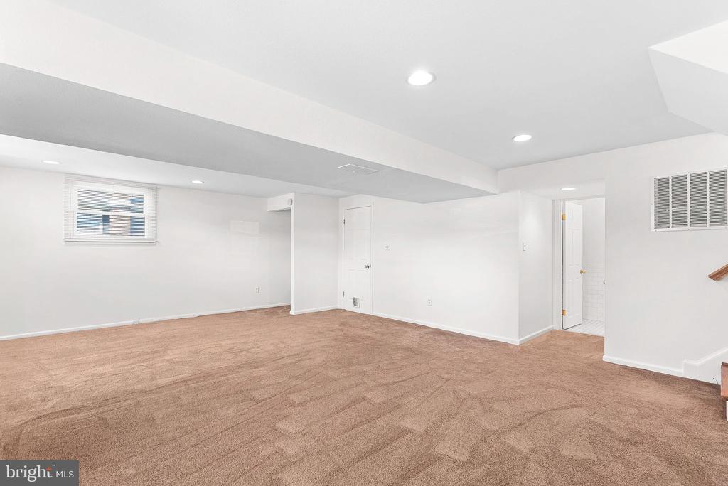 610 W Maple Ave W