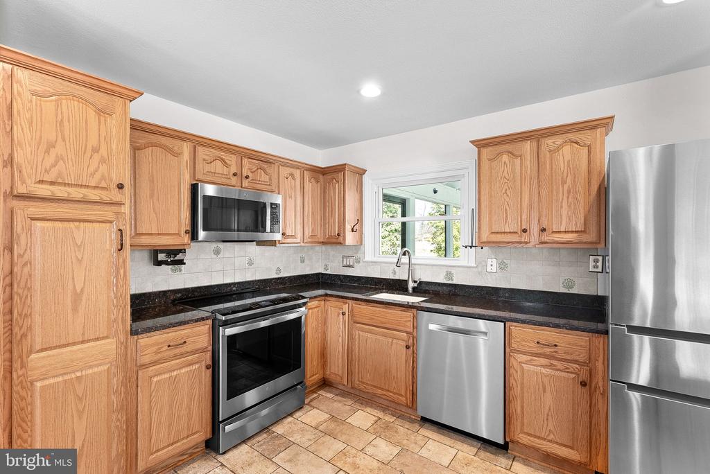 610 W Maple Ave W