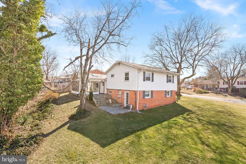 610 W Maple Ave W