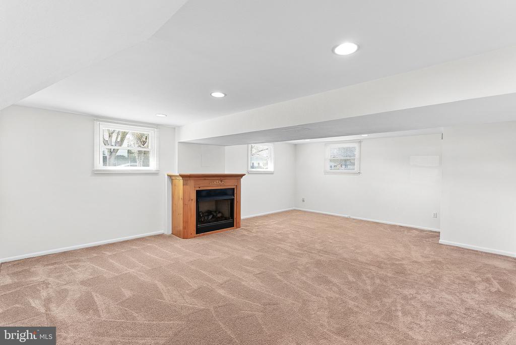 610 W Maple Ave W