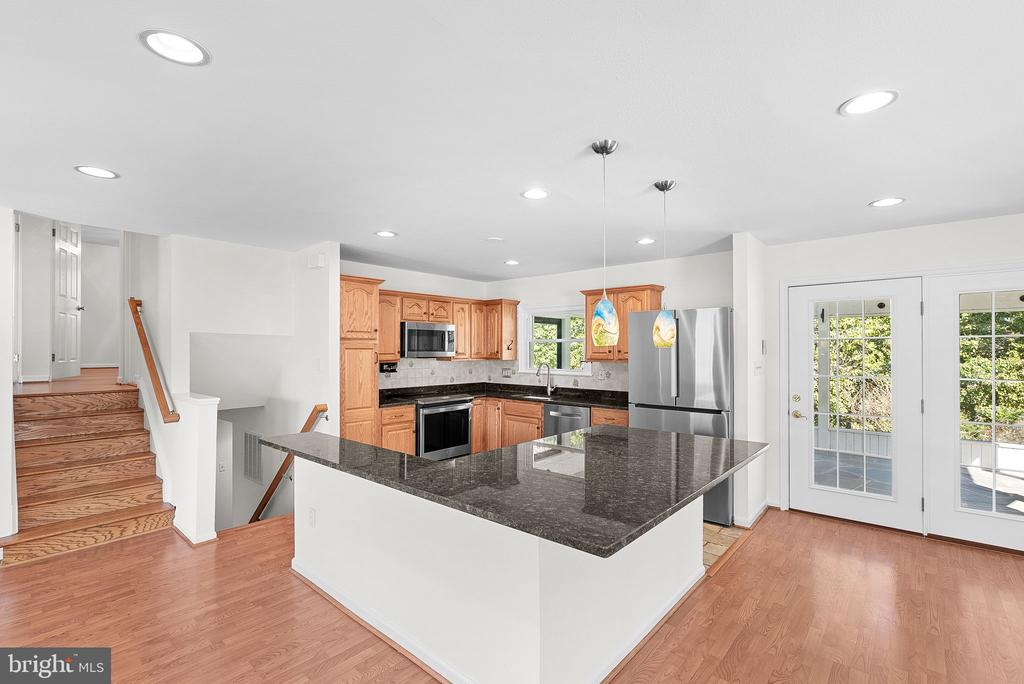 610 W Maple Ave W