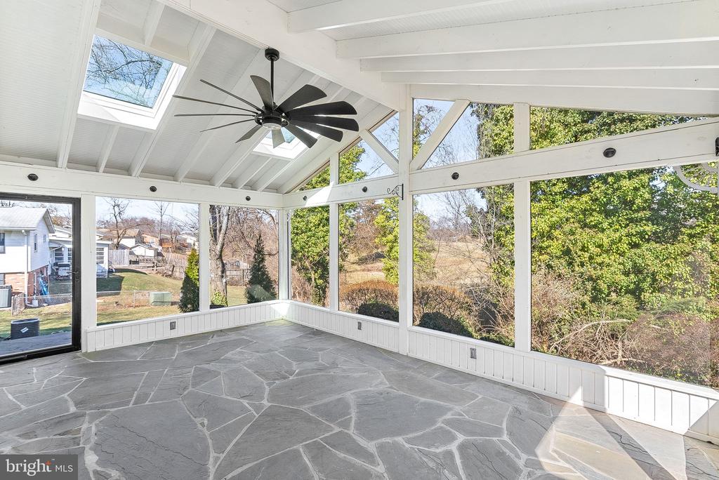 610 W Maple Ave W