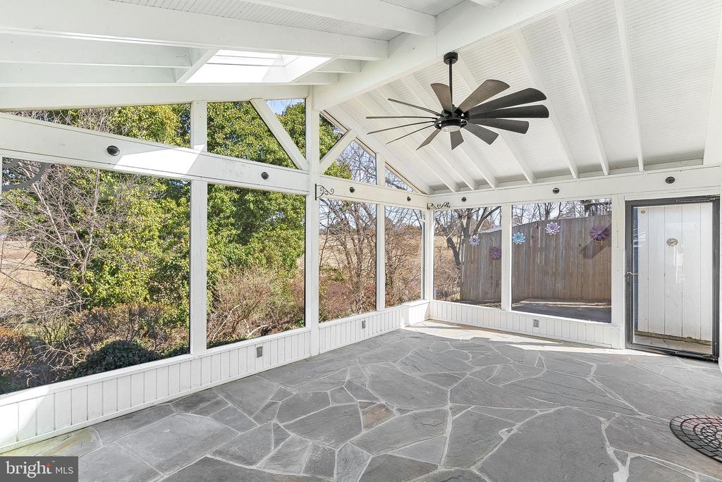 610 W Maple Ave W