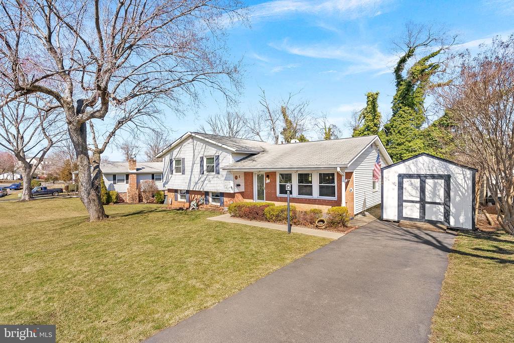 610 W Maple Ave W