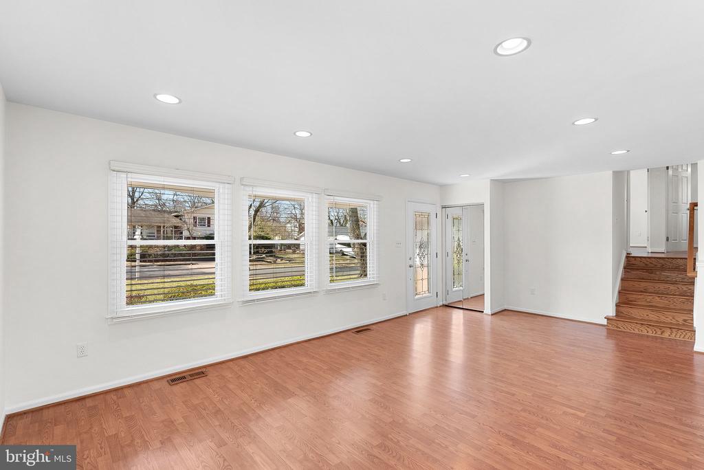 610 W Maple Ave W