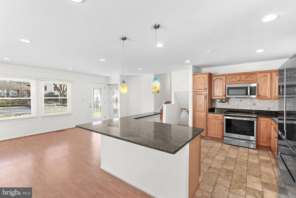 610 W Maple Ave W