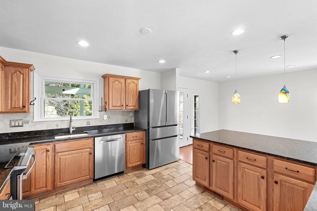610 W Maple Ave W