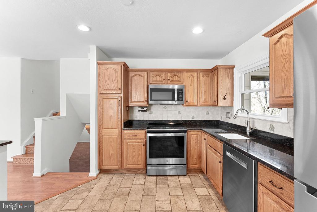 610 W Maple Ave W