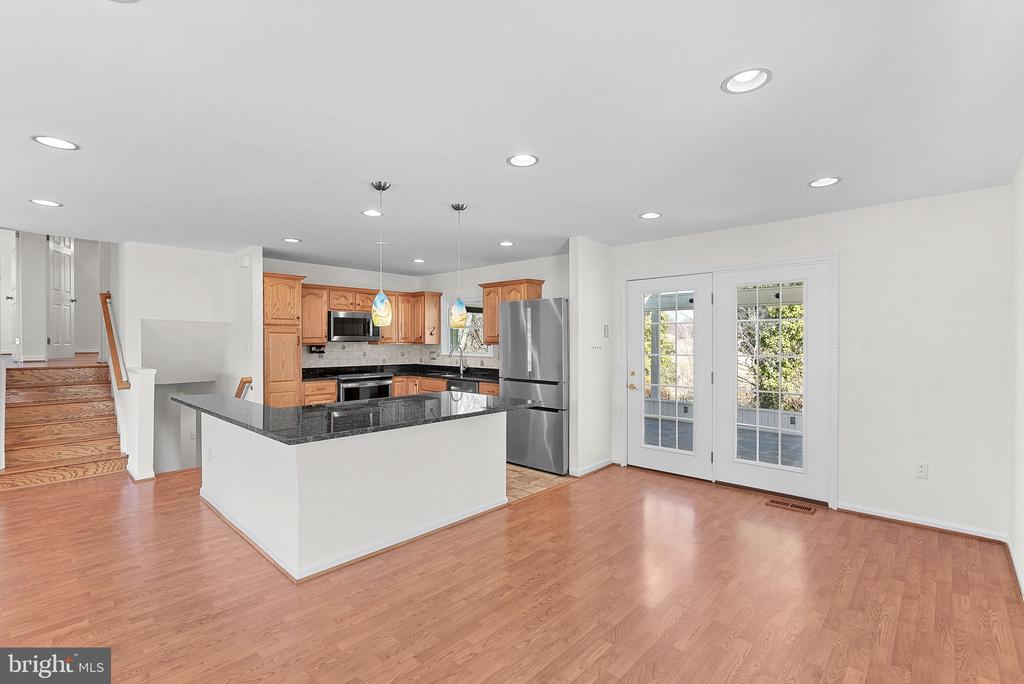 610 W Maple Ave W