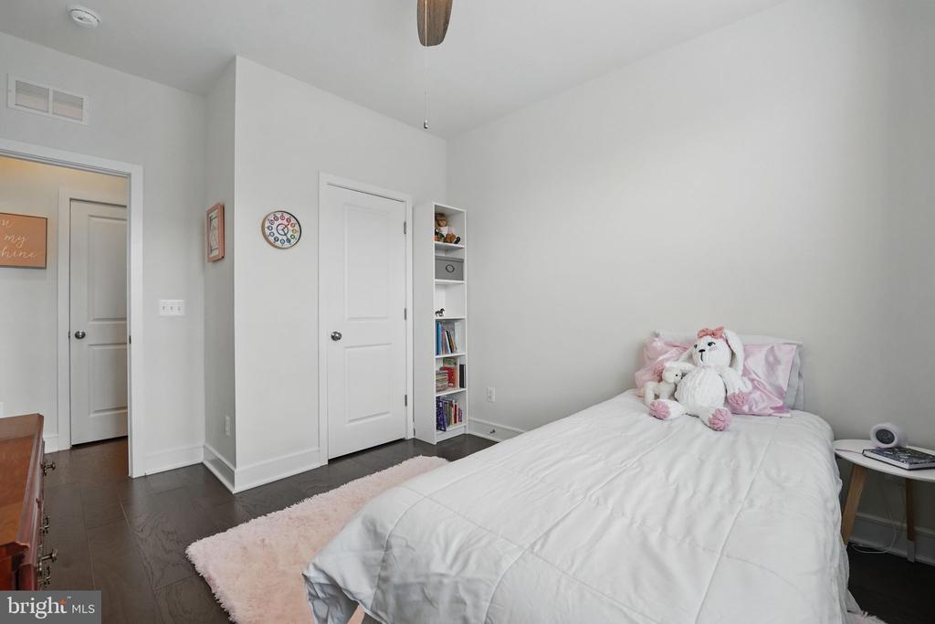23032 Lavallette Sq
