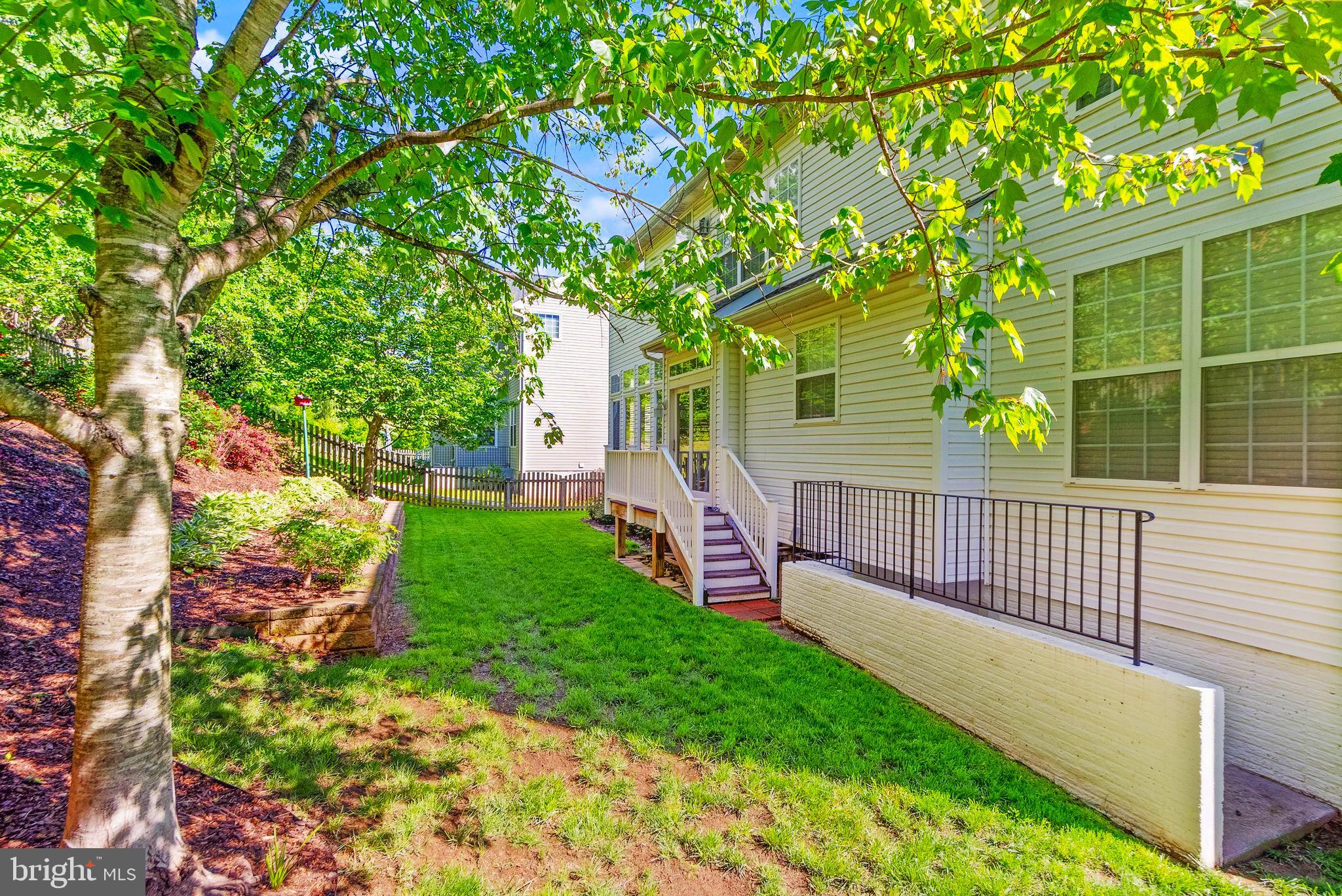 902 Santmyer Dr SE