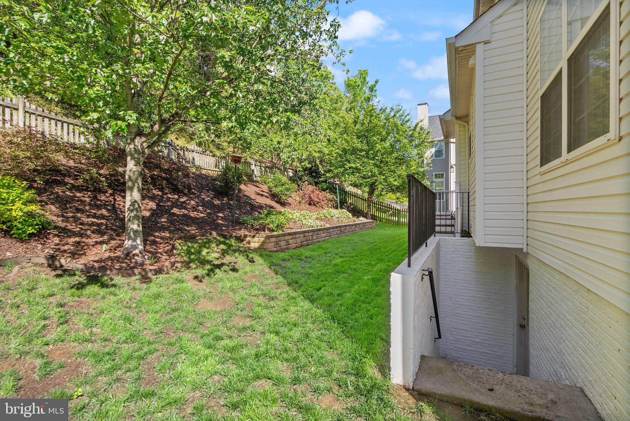 902 Santmyer Dr SE