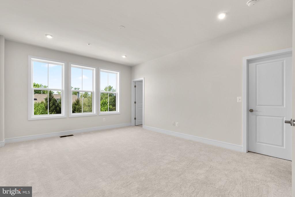 43288 Farringdon Sq