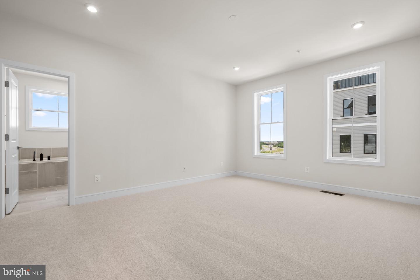 43497 Farringdon Sq