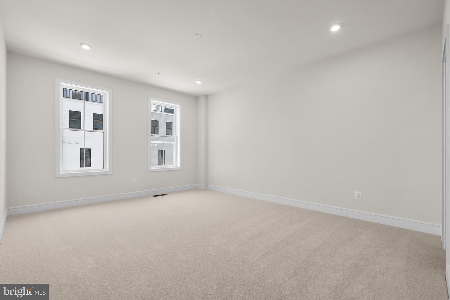 43497 Farringdon Sq