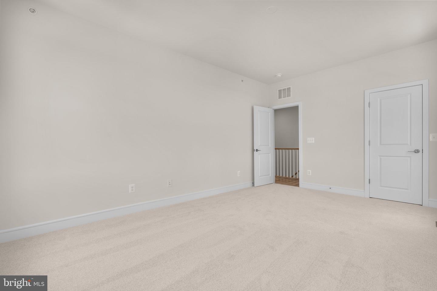 43497 Farringdon Sq