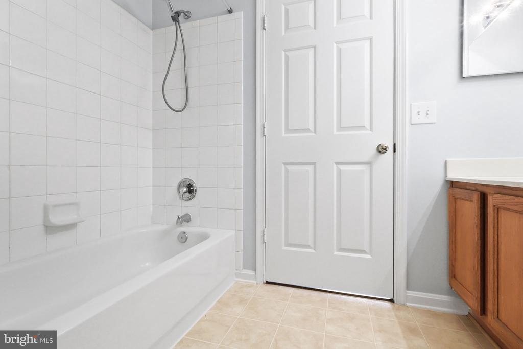 513 CONSTELLATION SQ SE #E