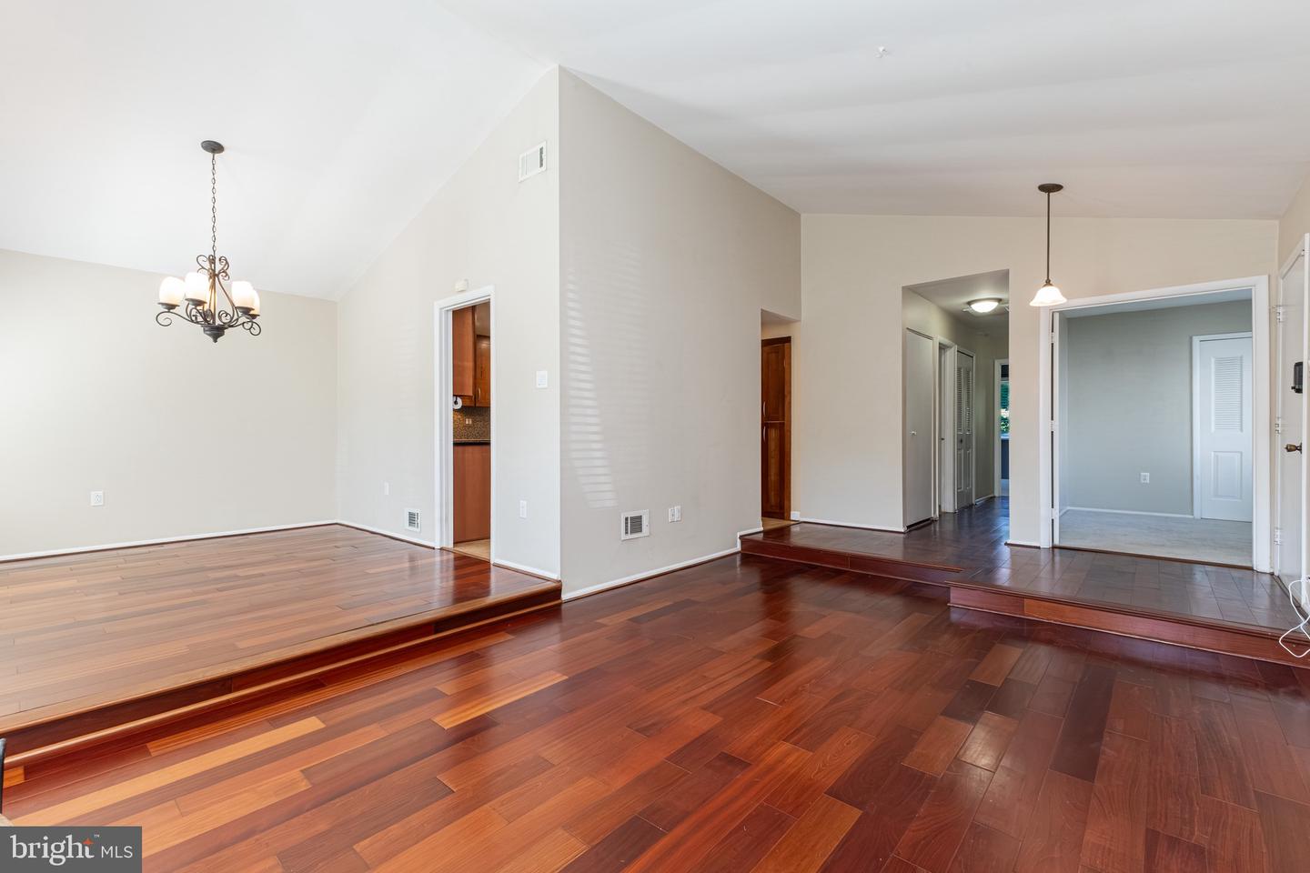 246 AVONDALE DR