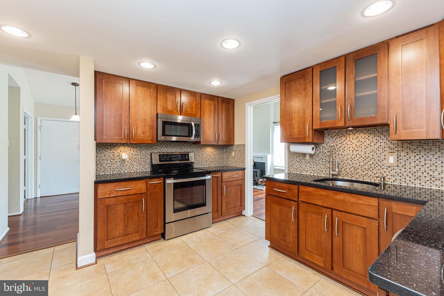246 AVONDALE DR