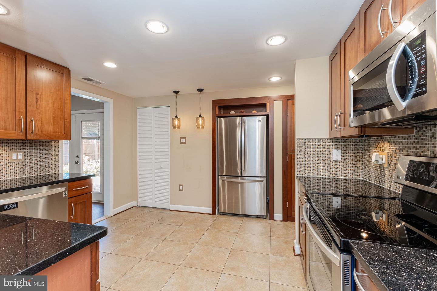246 AVONDALE DR