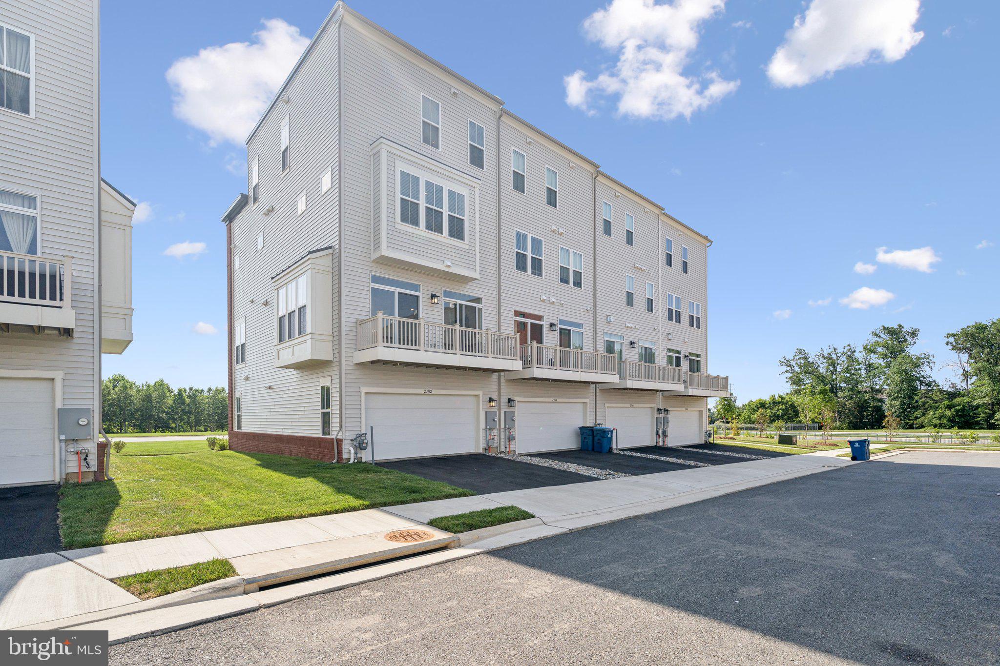 23162 Horseshoe Trail Sq