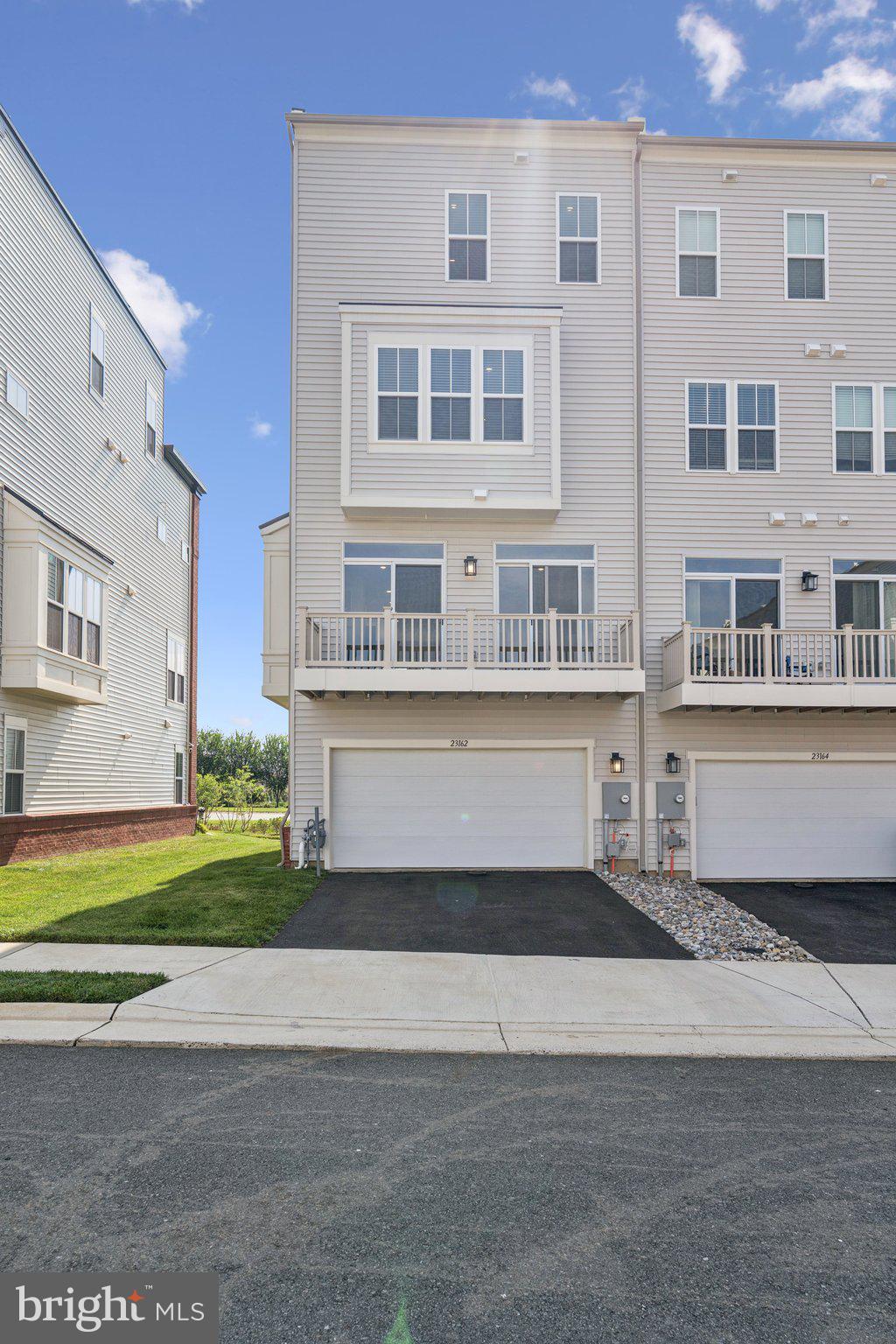 23162 Horseshoe Trail Sq