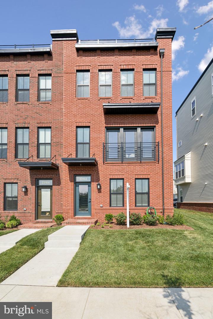 23162 Horseshoe Trail Sq