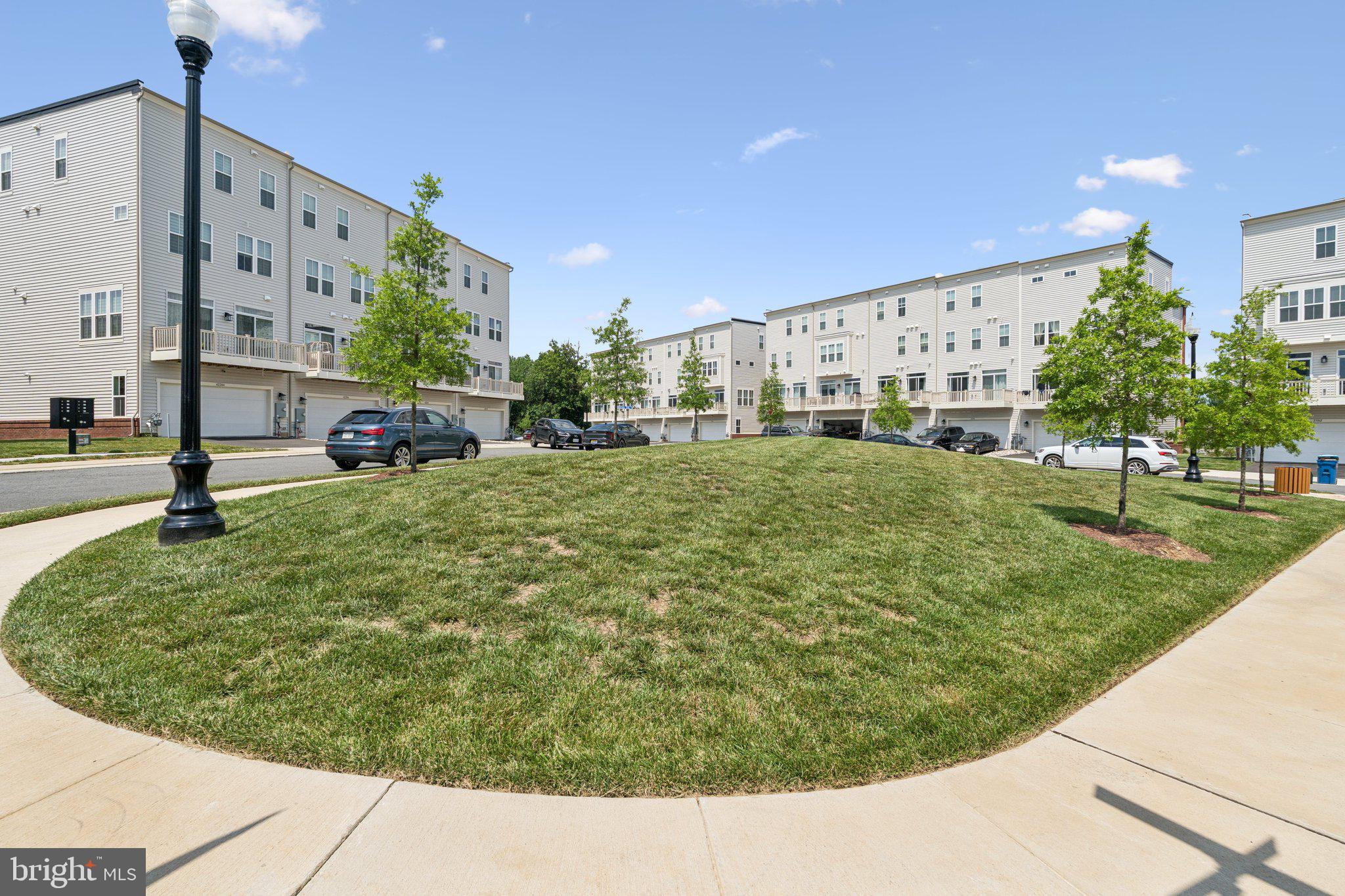 23162 Horseshoe Trail Sq