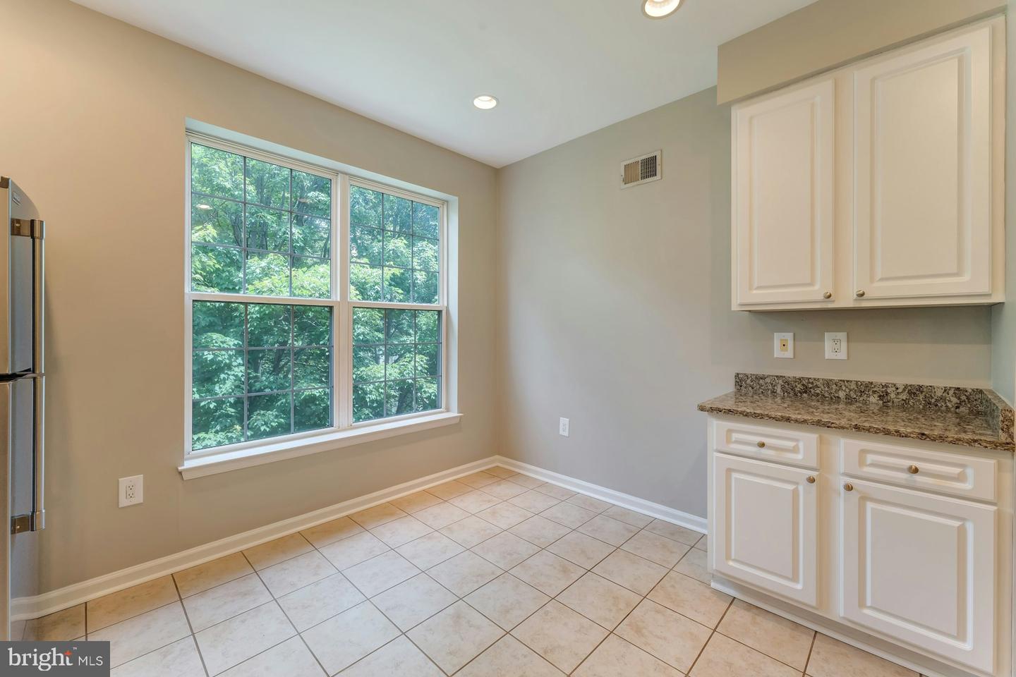 20933 Cedarpost Sq #303