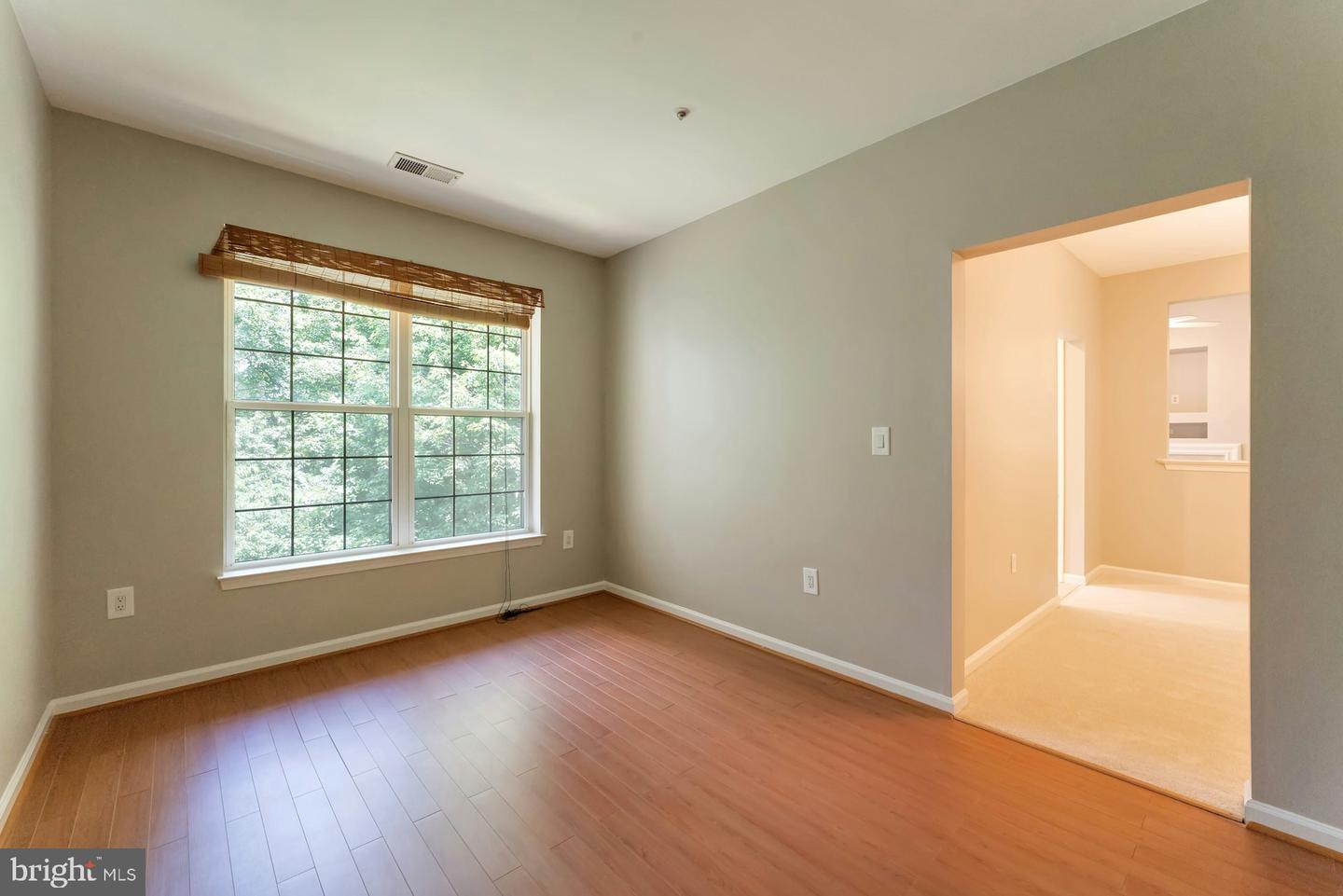 20933 Cedarpost Sq #303