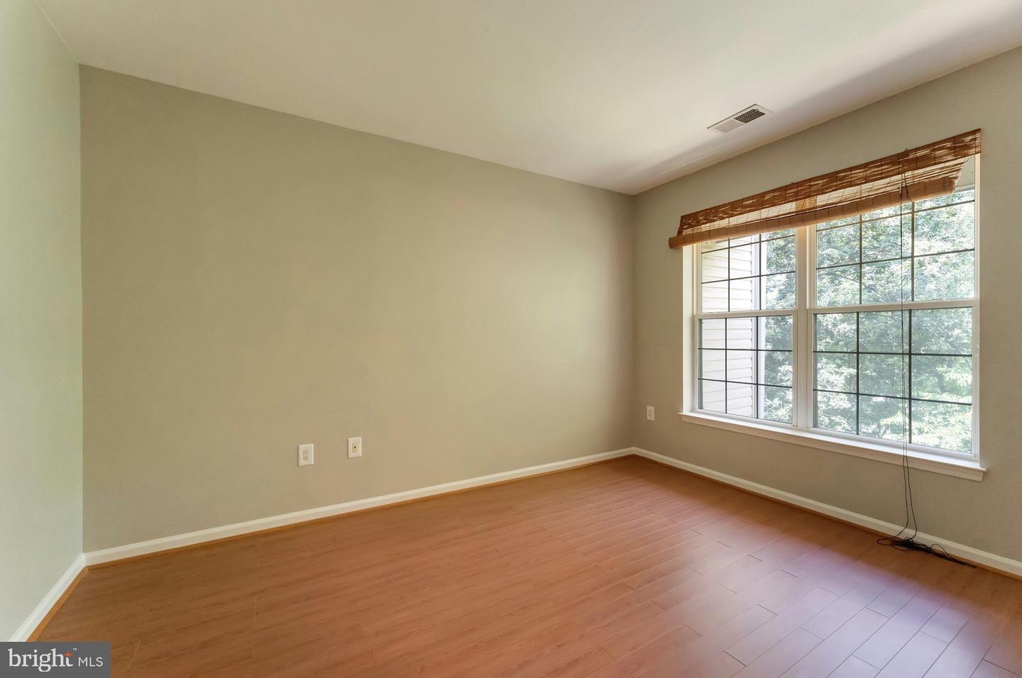 20933 Cedarpost Sq #303