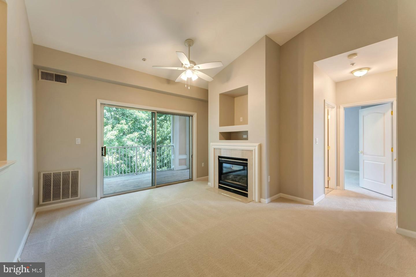 20933 Cedarpost Sq #303