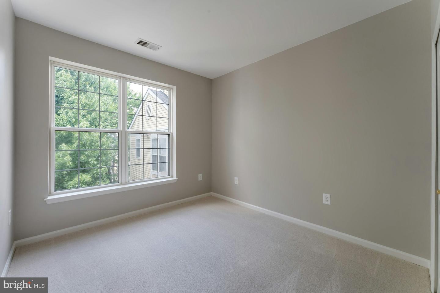 20933 Cedarpost Sq #303