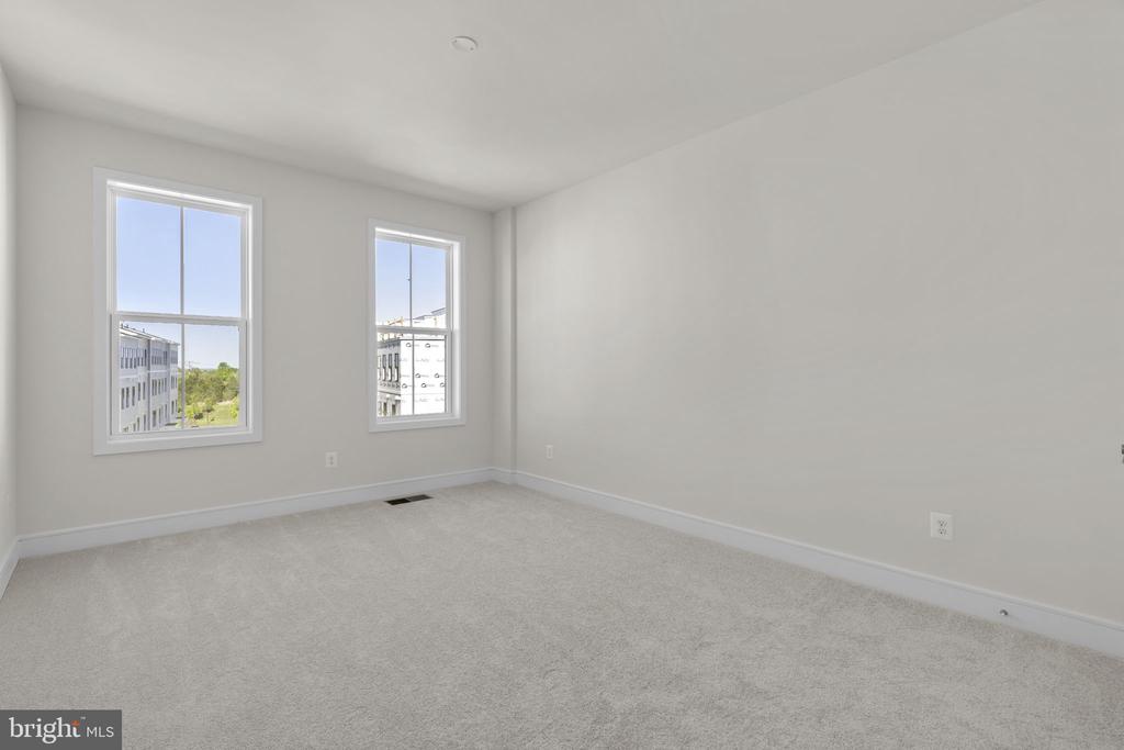 43294 FARRINGDON SQUARE