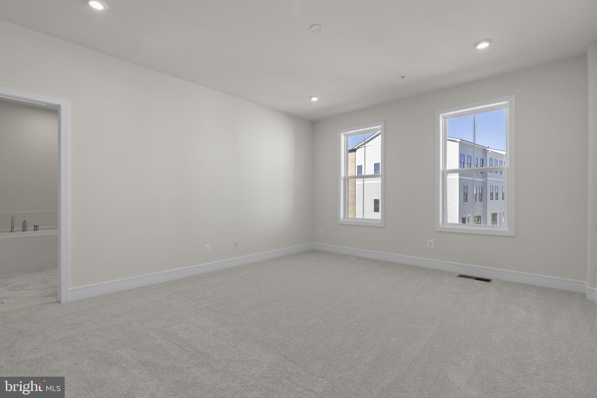 43294 FARRINGDON SQUARE