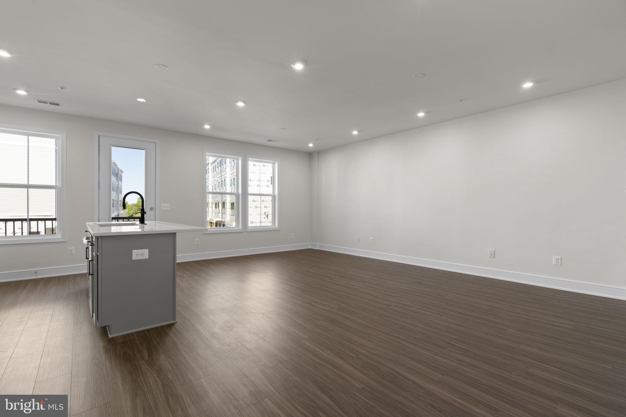 43294 FARRINGDON SQUARE