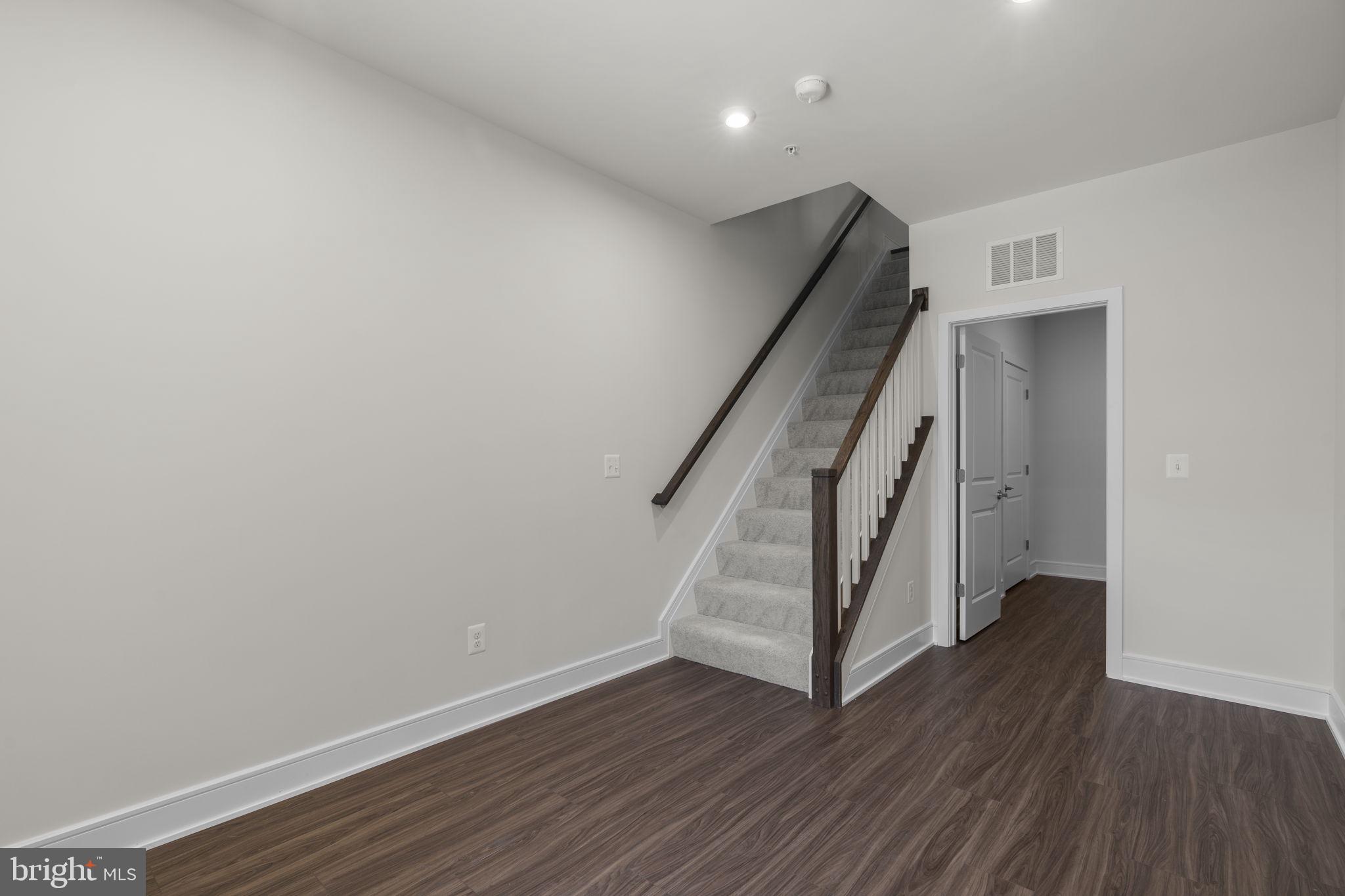 43294 FARRINGDON SQUARE