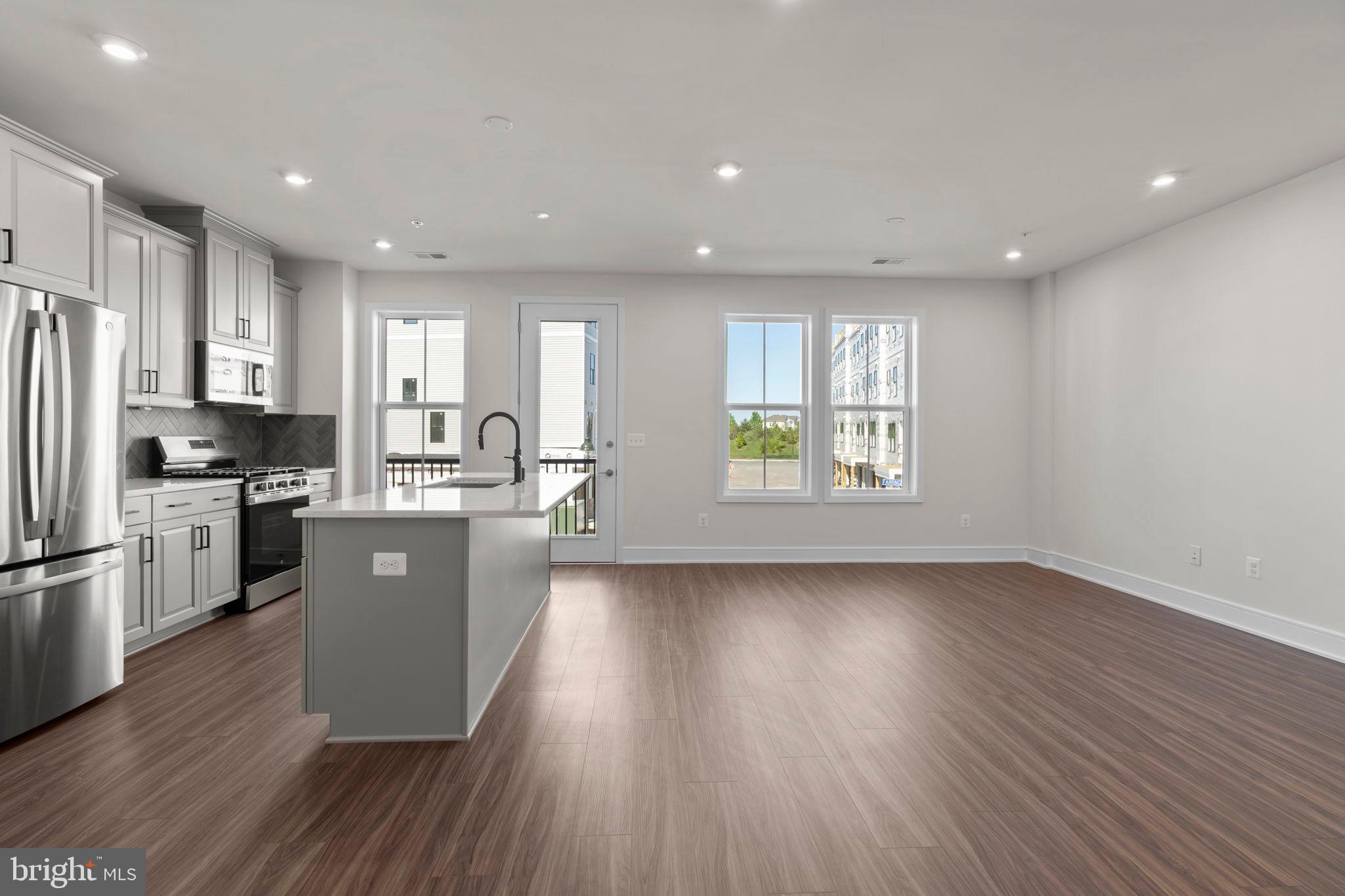 43294 FARRINGDON SQUARE