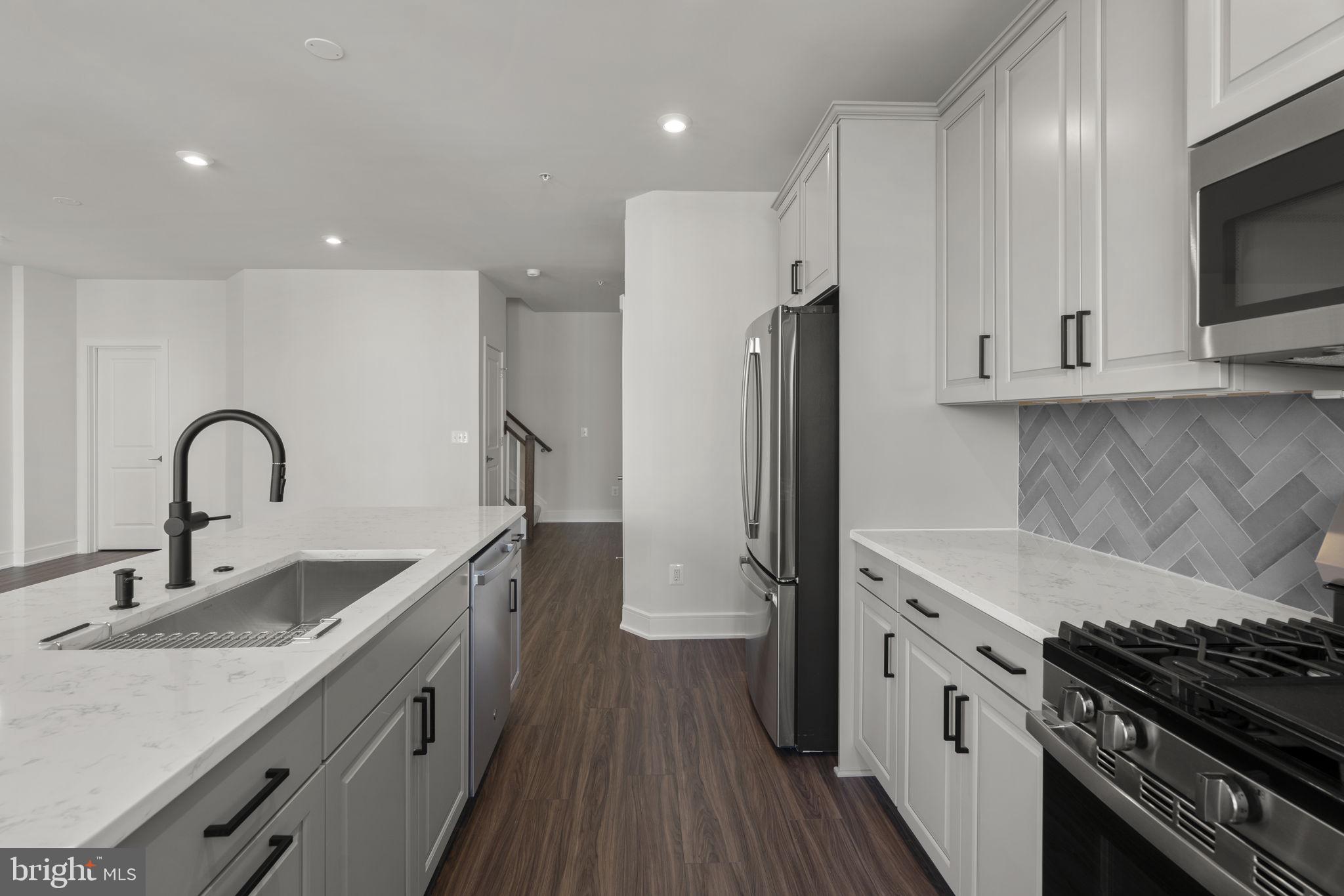 43294 FARRINGDON SQUARE