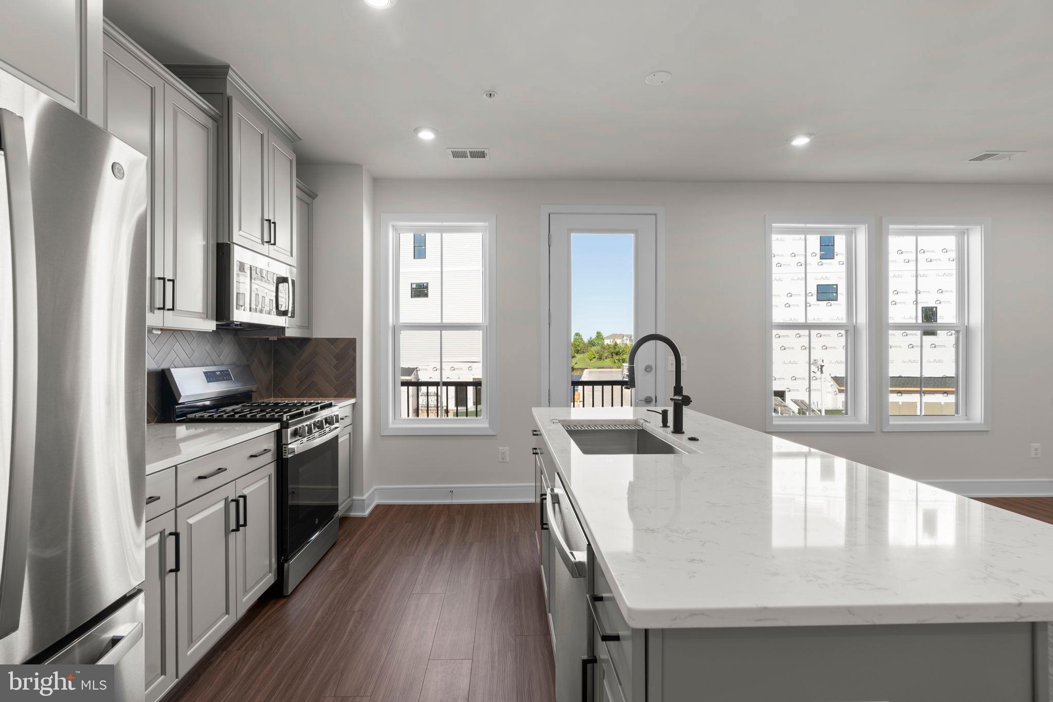 43294 FARRINGDON SQUARE