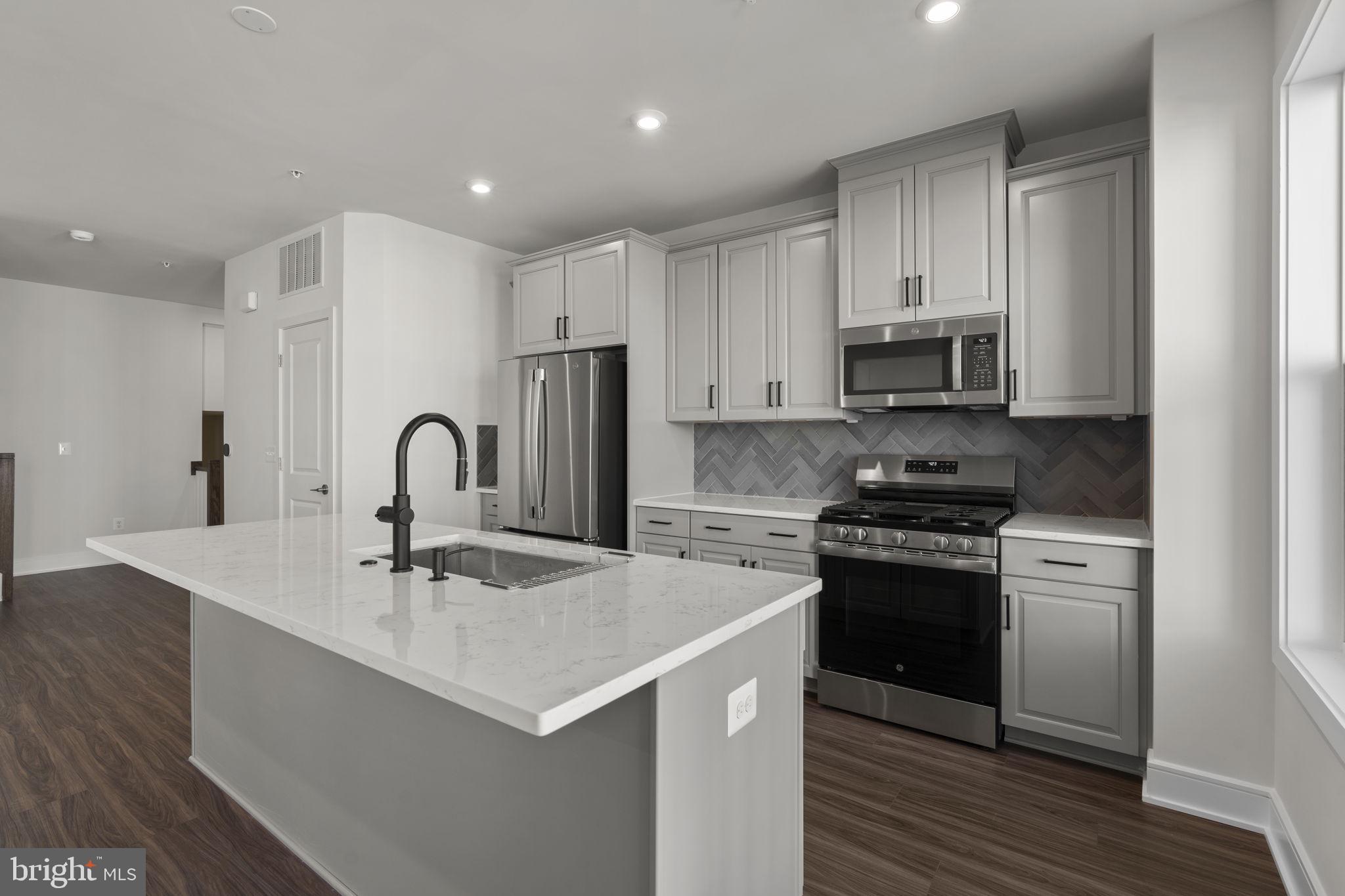 43294 FARRINGDON SQUARE