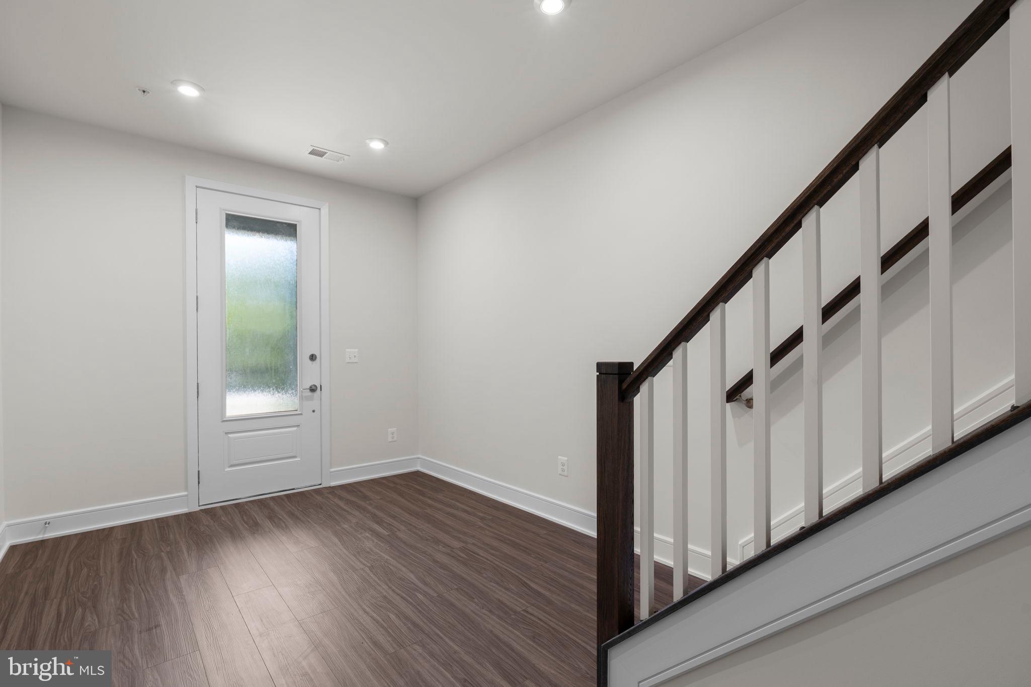 43294 FARRINGDON SQUARE