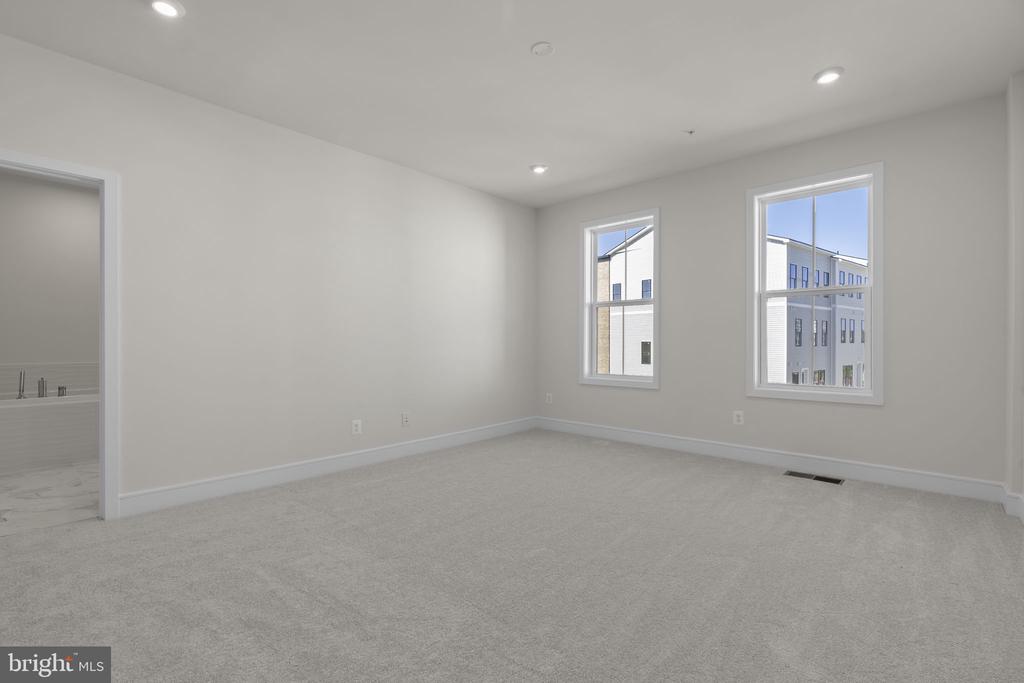 43294 FARRINGDON SQUARE