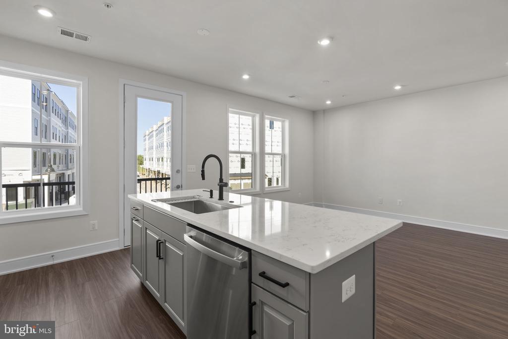 43294 FARRINGDON SQUARE