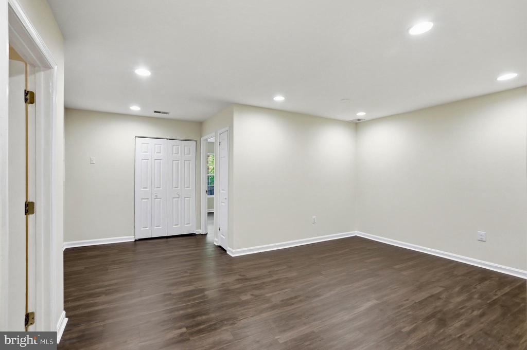 21648 FRAME SQUARE