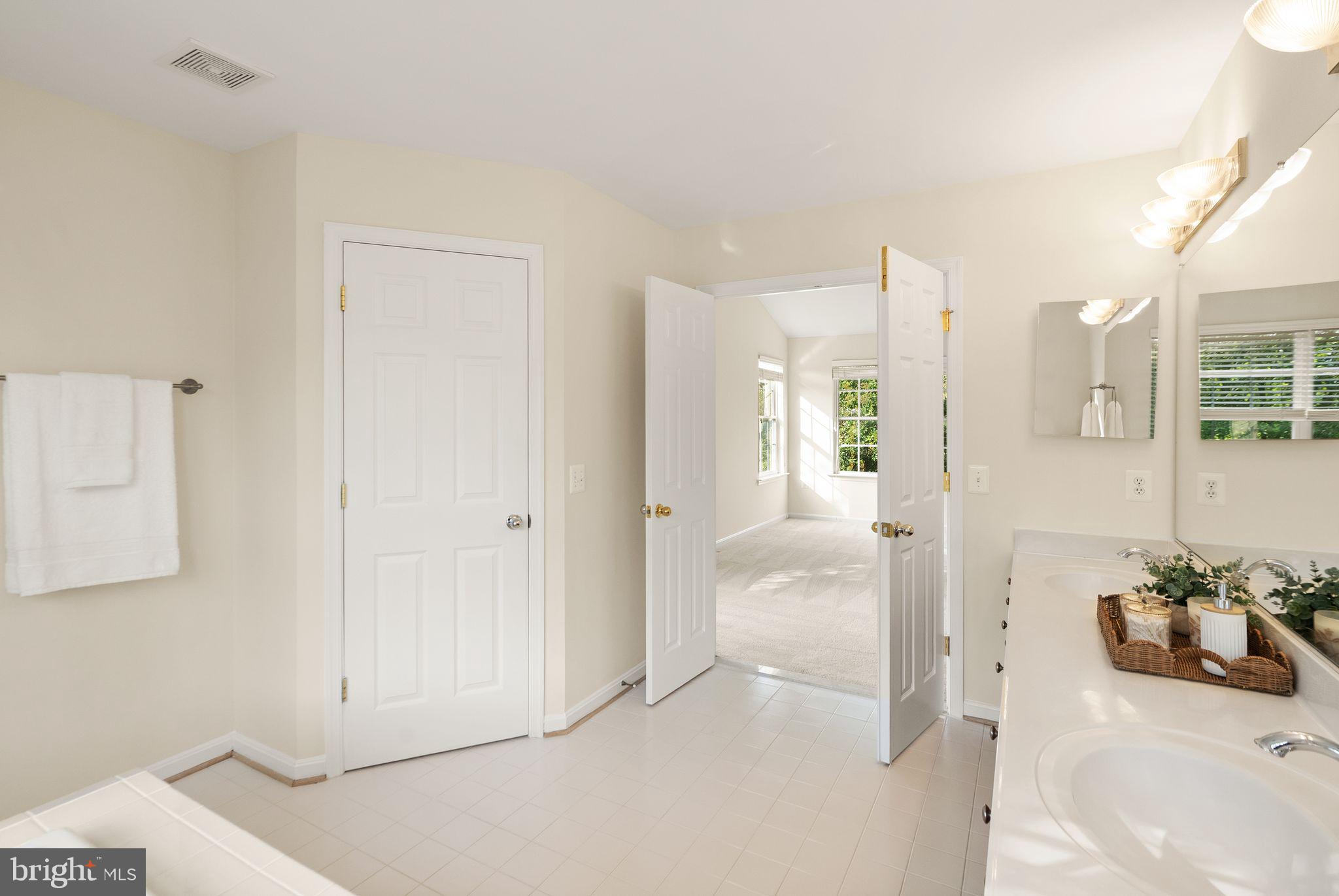 1605 WOODBRIDGE COURT NE